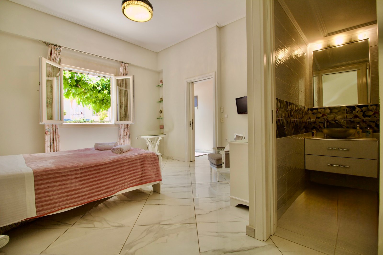 Central Luxurious Retreat Apartment
