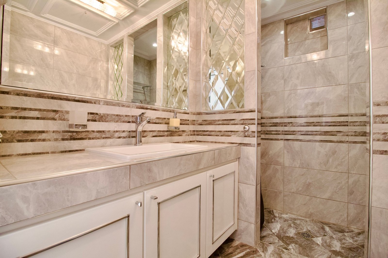 Central Luxurious Retreat Apartment